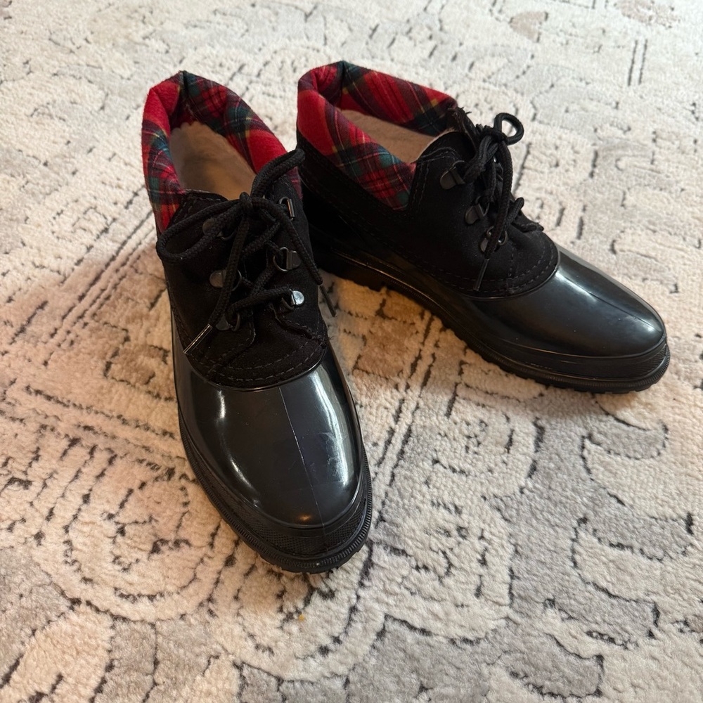 Baffin Women’s Black Duck Boots with Suede Top, Plaid Detail, and Fleece Lining.